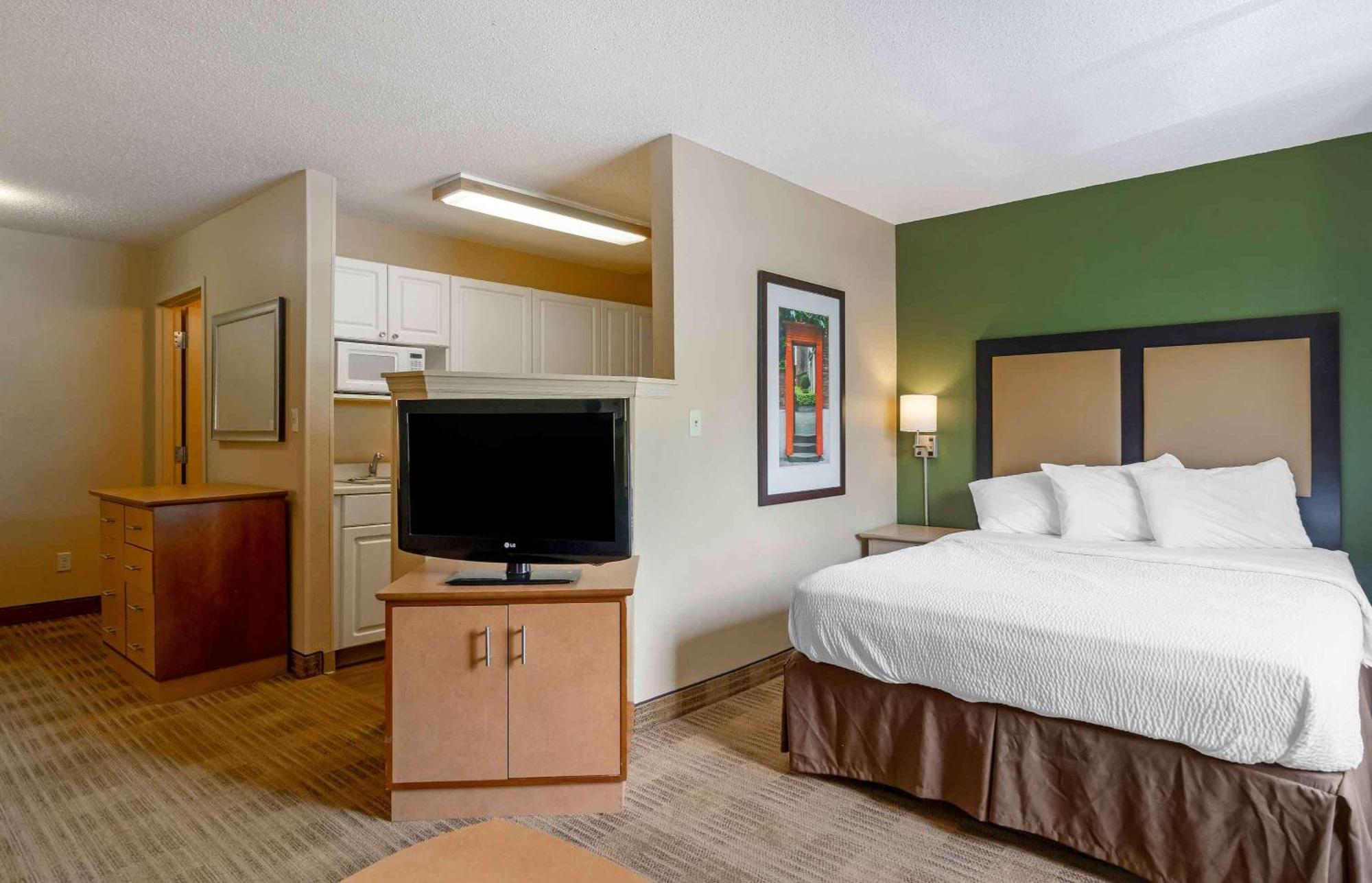 Extended Stay America Select Suites Tampa Airport Memorial Hwy Exterior photo