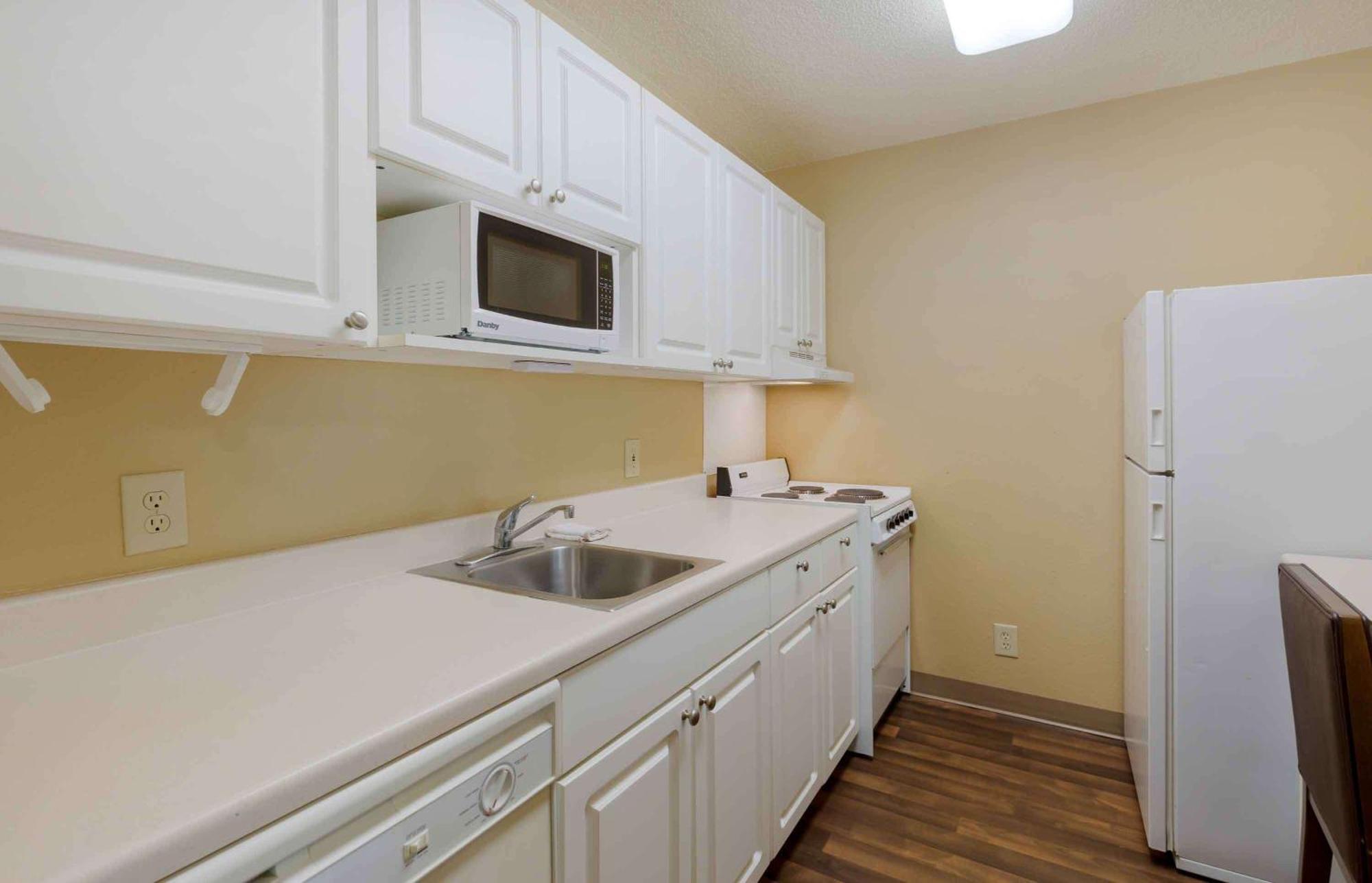 Extended Stay America Select Suites Tampa Airport Memorial Hwy Exterior photo