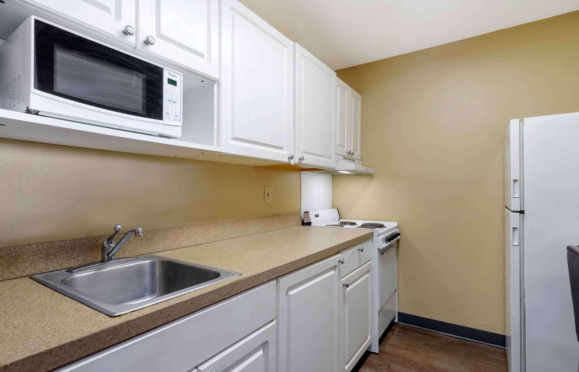 Extended Stay America Select Suites Tampa Airport Memorial Hwy Exterior photo