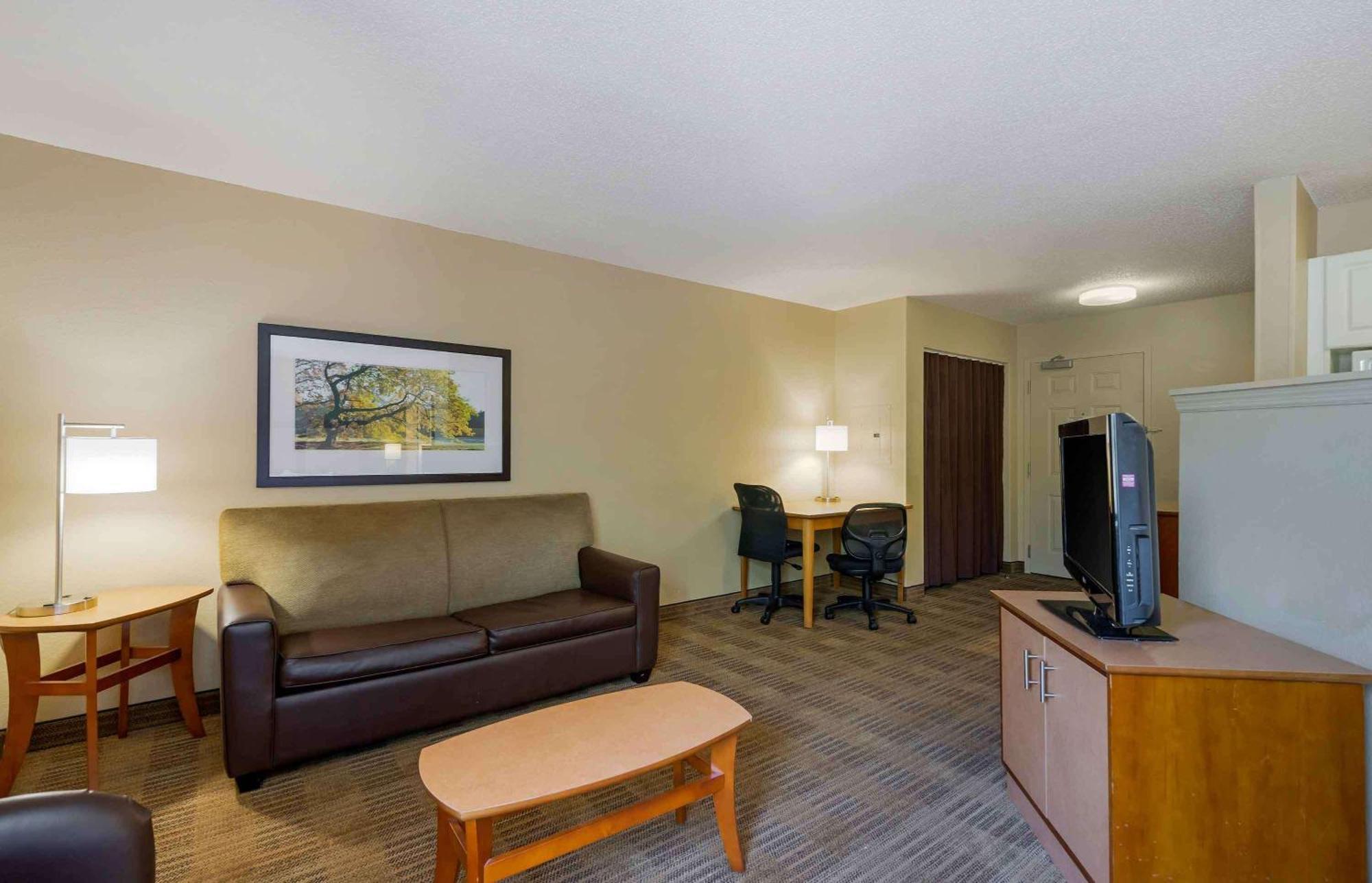 Extended Stay America Select Suites Tampa Airport Memorial Hwy Exterior photo