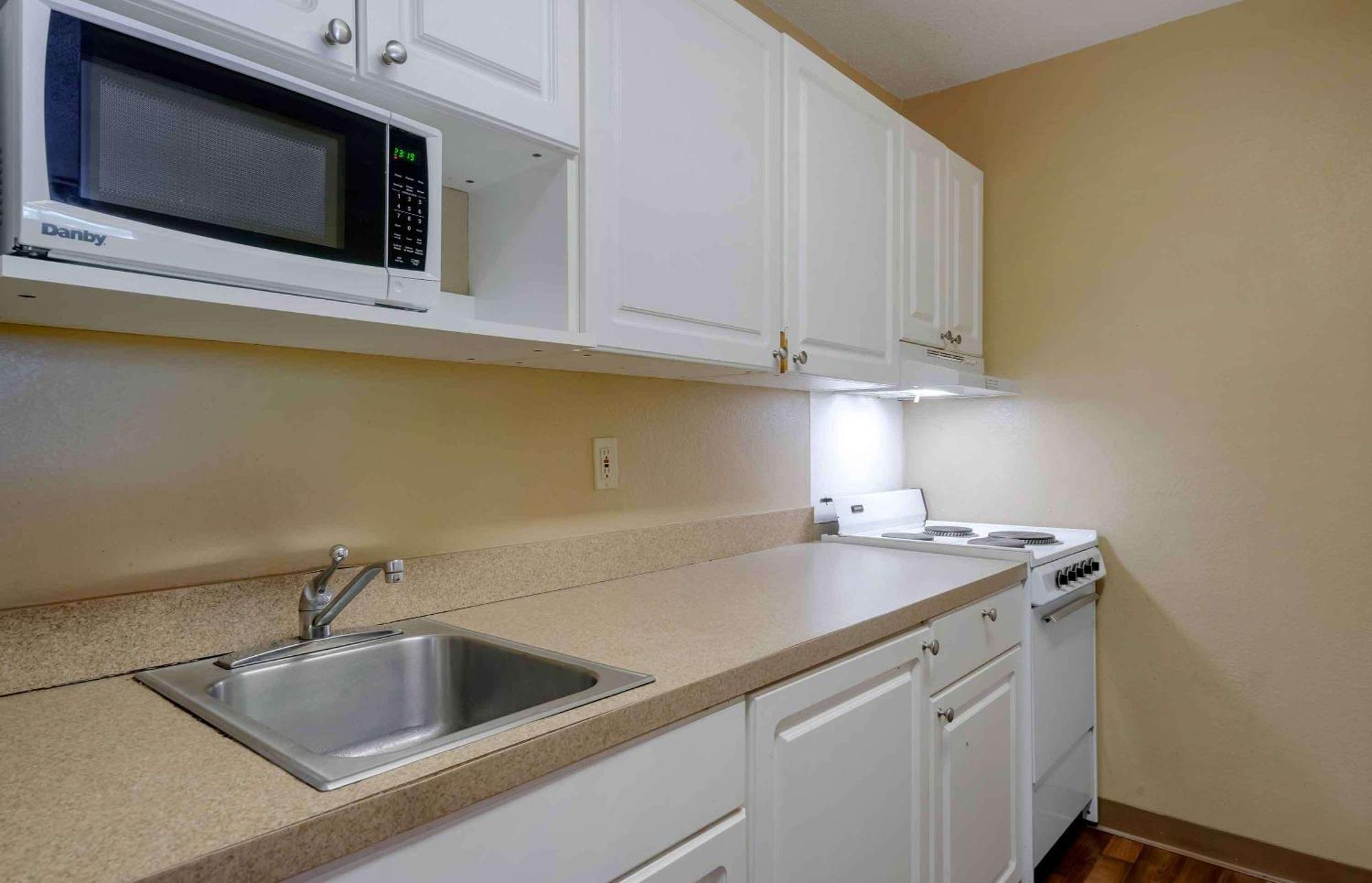 Extended Stay America Select Suites Tampa Airport Memorial Hwy Exterior photo